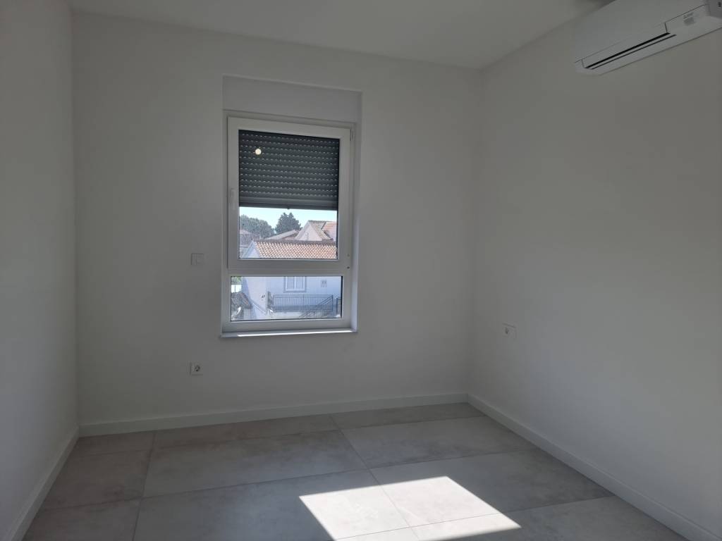 CHORVÁTSKO - Moderné apartmány neďaleko peknej pláže - VODIC - 9