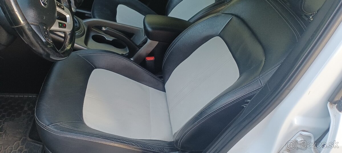 Kia sportage 1,7 Crdi max vybava Alcntra,par.kamera,navi - 9