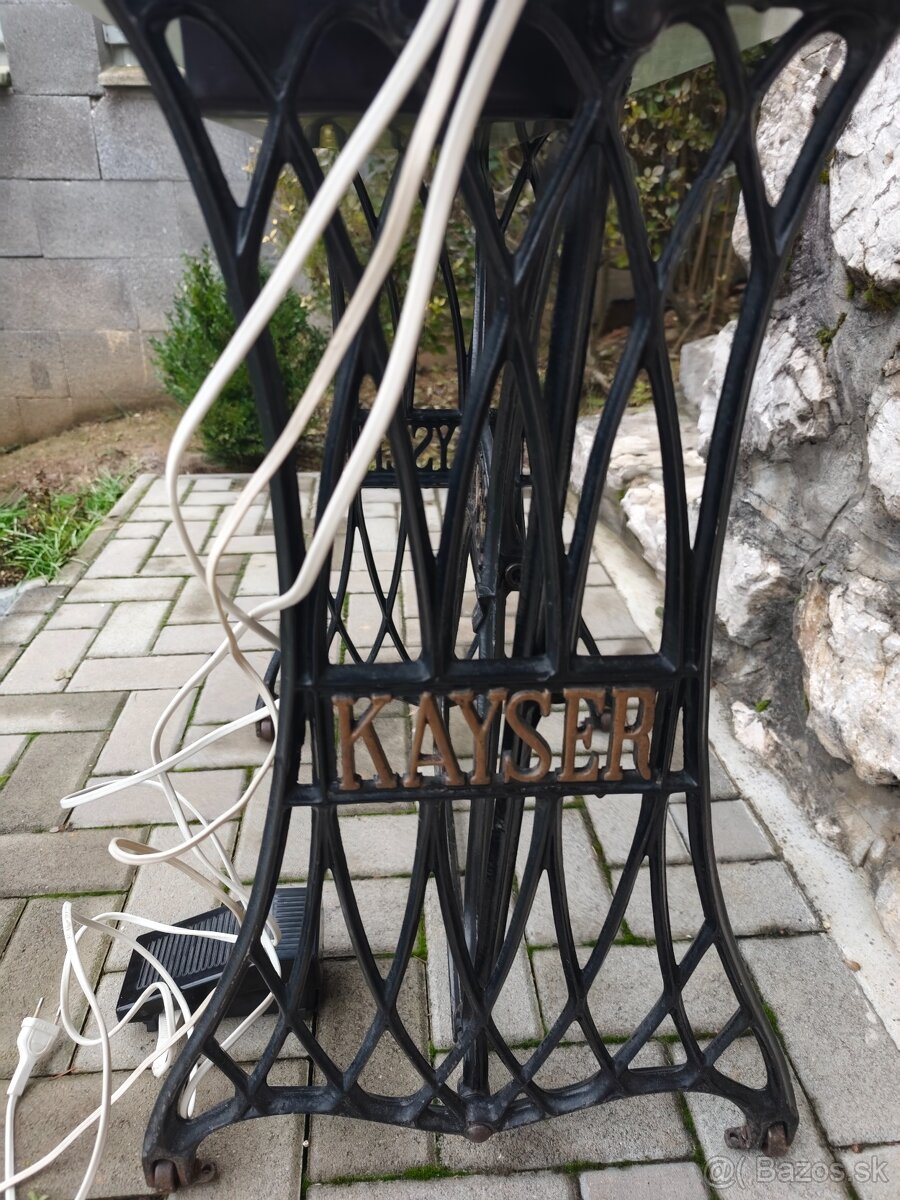Starý šijací stroj, ale elektrický-funkčný - 9