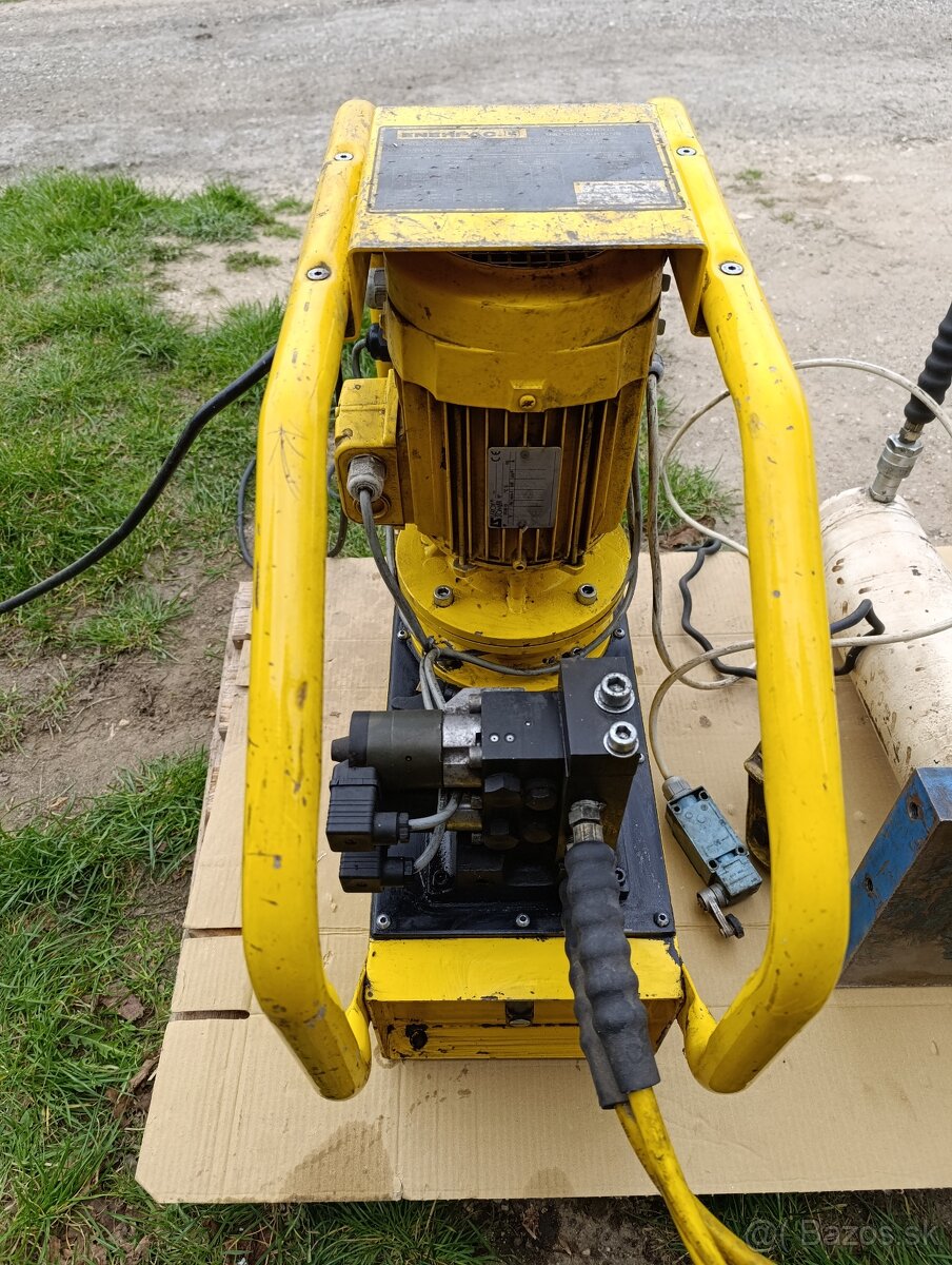 Hydraulický agregát ENERPAC s piestom a ovládaním - 9