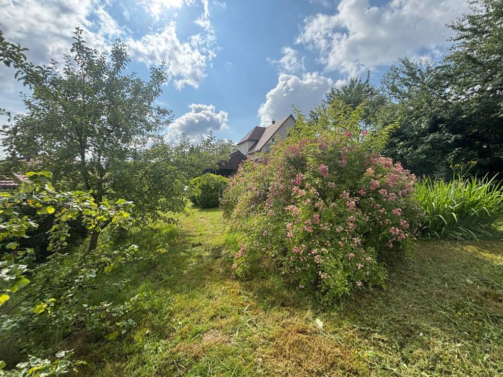 Predaj nádherného stavebného pozemku so záhradným domčekom v - 9