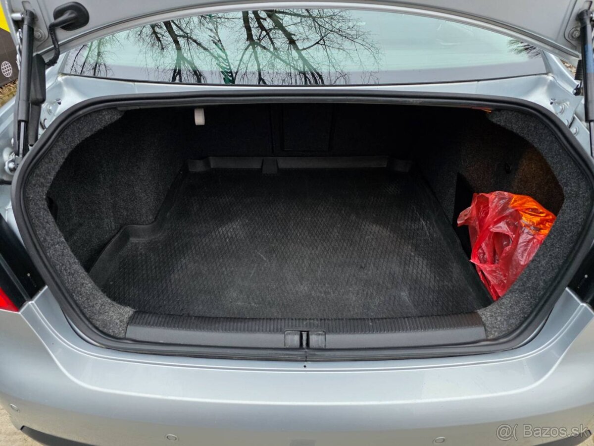 Volkswagen Jetta 1.9 TDI Comfortline DSG - 9