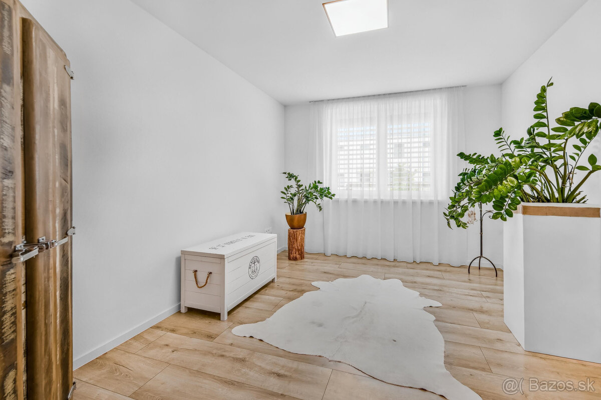 NA PREDAJ unikátny, samostatný 4-iz Rodinný dom priamo v DS - 9