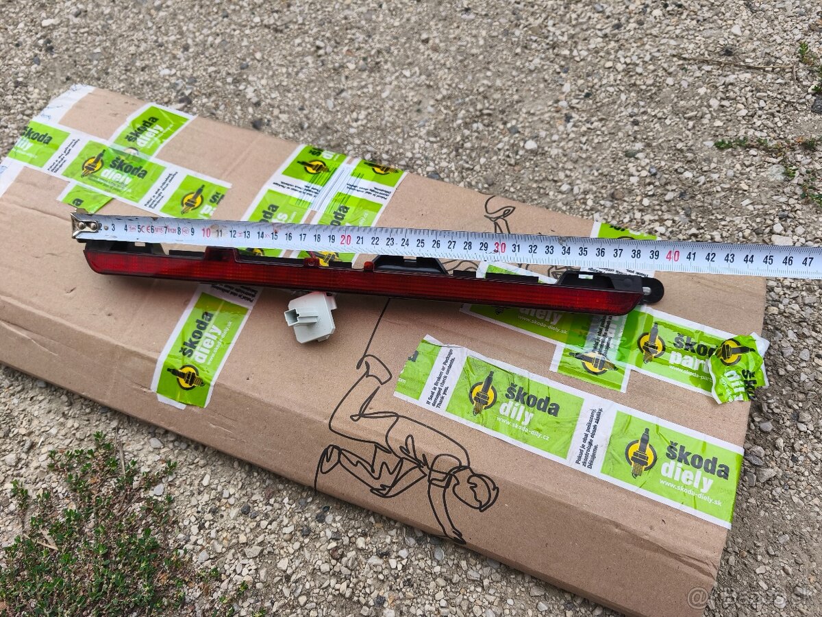 Tretie brzdové svetlo Mercedes GLC , E class , GLA ,Vito - 9