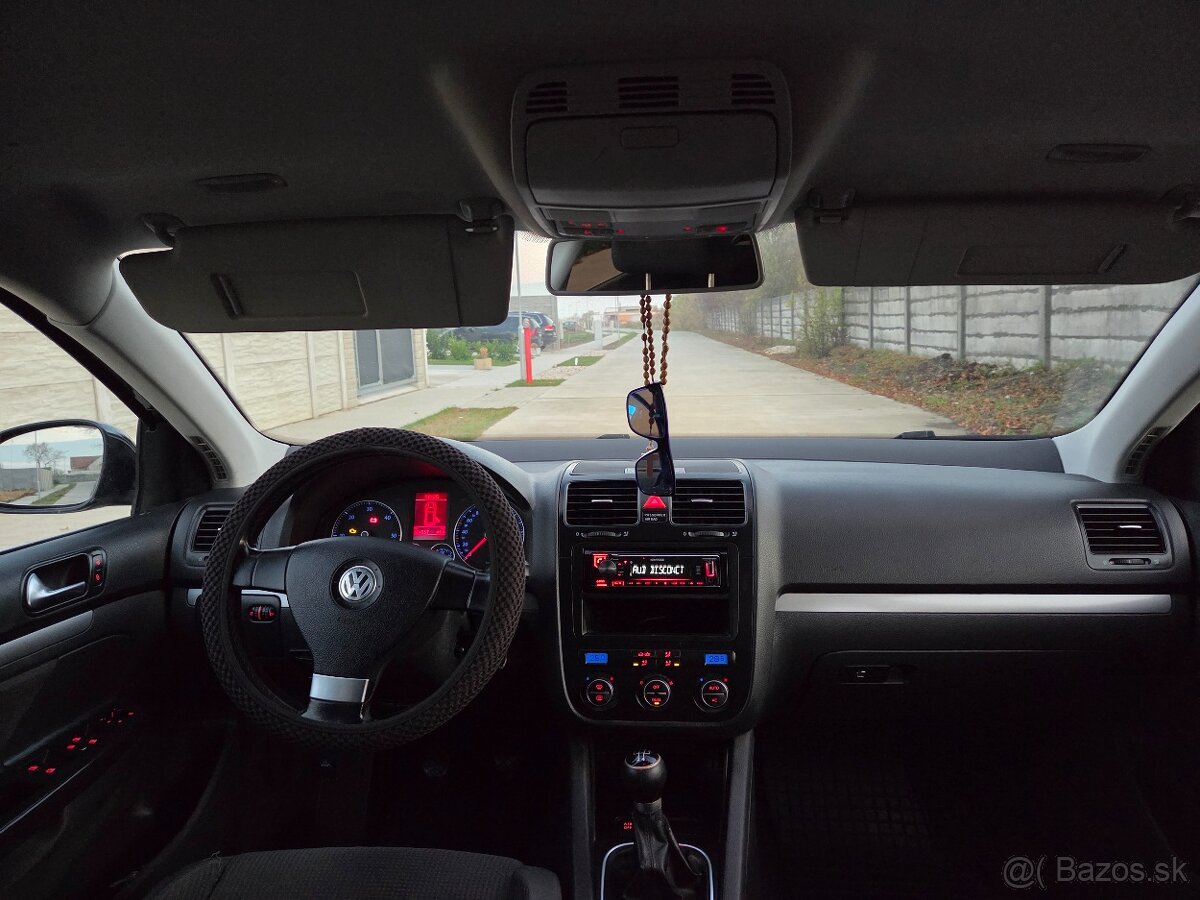 Predam Volkswagen Golf Bluemotion 1.9 TDI 77 Kw Rok 2009 - 9