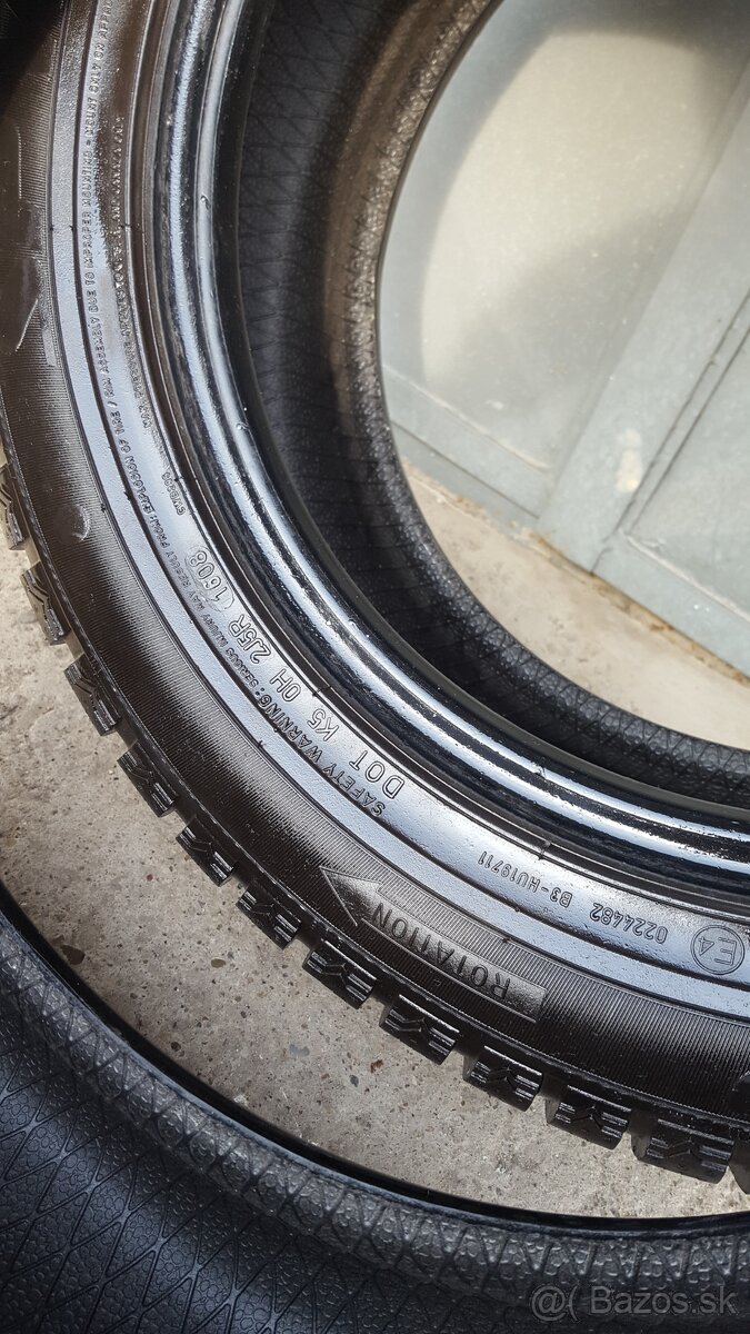 Predám pneu Dunlop 225/50/16 - 9