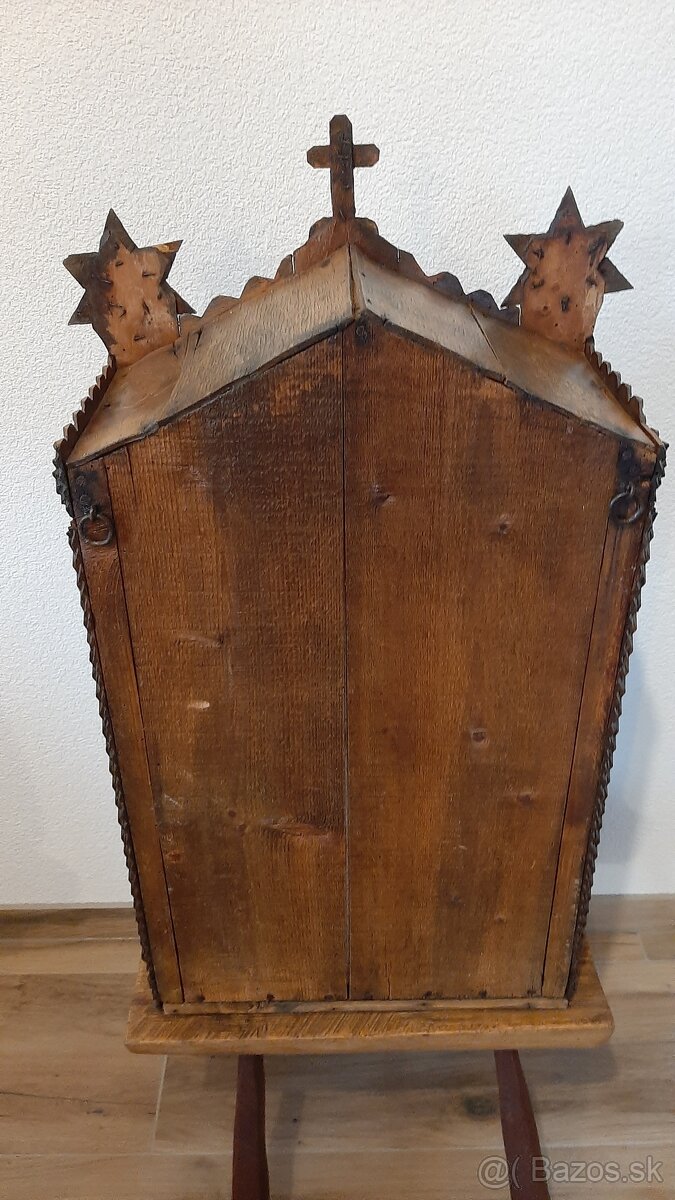Starožitná skrinka, kaplnka so soškou. - 9