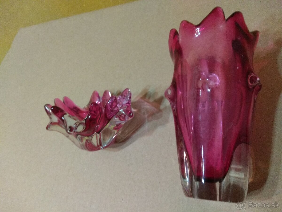 ČERVENÁ VÁZA A POPOLNÍK - 9