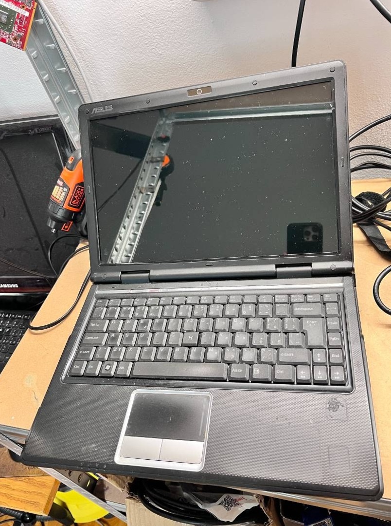 Predám notebook Asus Intel Core2Duo 2x2,00GHz.3gb ram.160gbH - 9