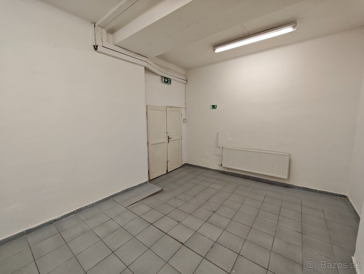 Prenájom veľký obchodný priestor Nám. Osloboditeľov - 9