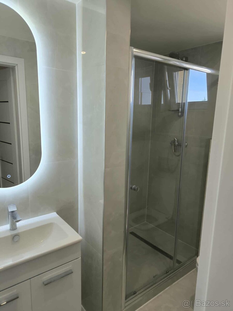 Prenájom bytu na námestí - 9