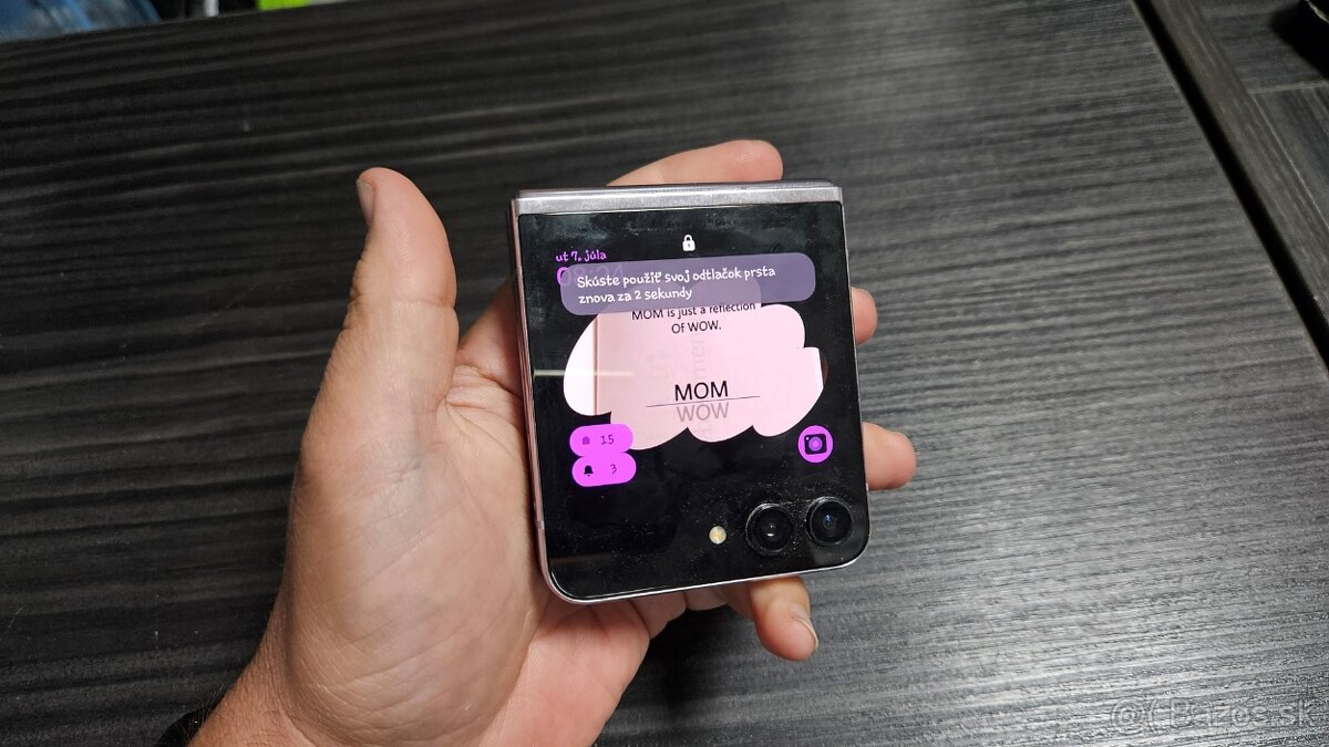 Poškodený Samsung Galaxy Z Flip 5 - 9