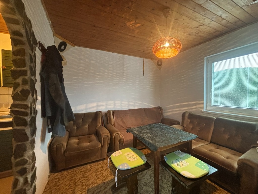 Murovaná chatka so záhradou, Čičky - 9