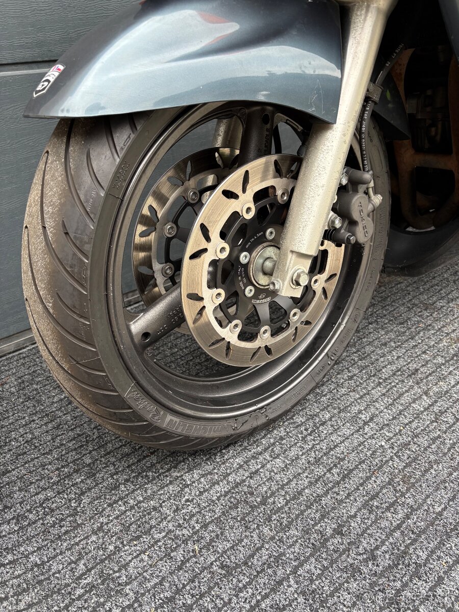 Suzuki GSXF 750 - 9
