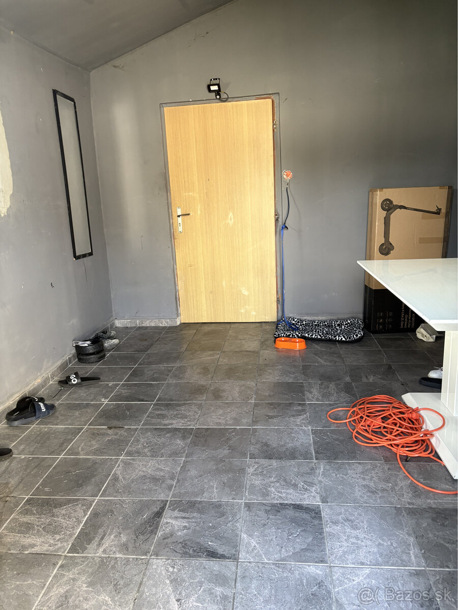 Znížená cena: prerobený 5 + 1 izbový rodinný dom s priestra - 9