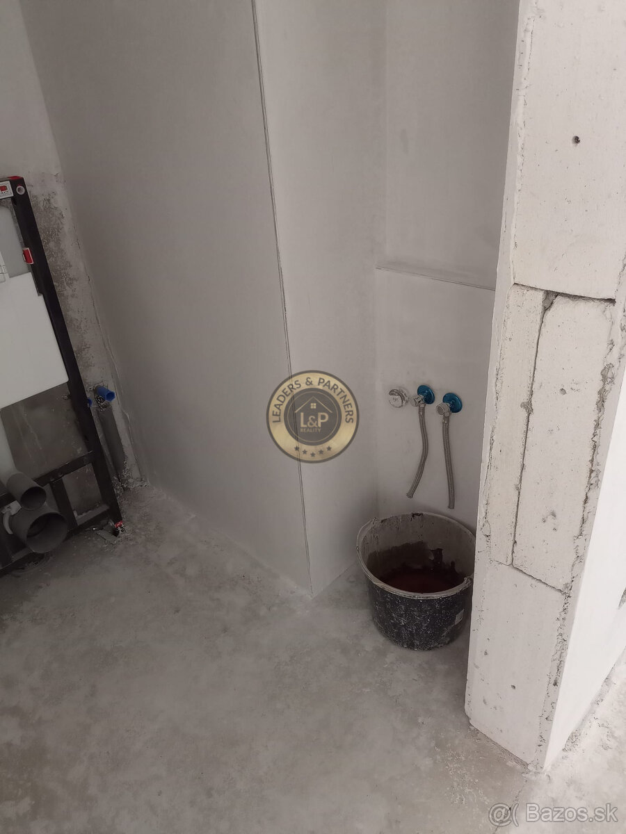 Rezervované Na predaj 5-izbový rodinný dom v obci Košolná - 9