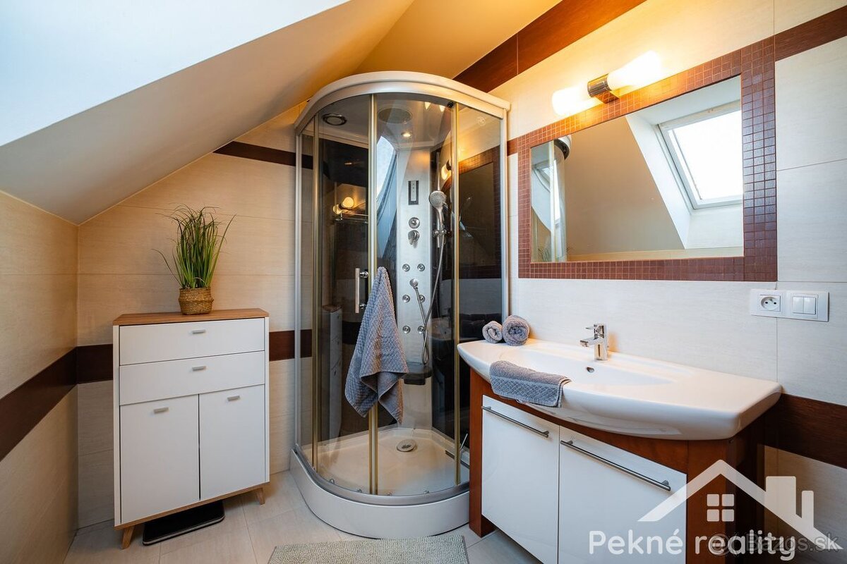 Predaj zariadeného rodinného domu s veľkým pozemkom v obci S - 9