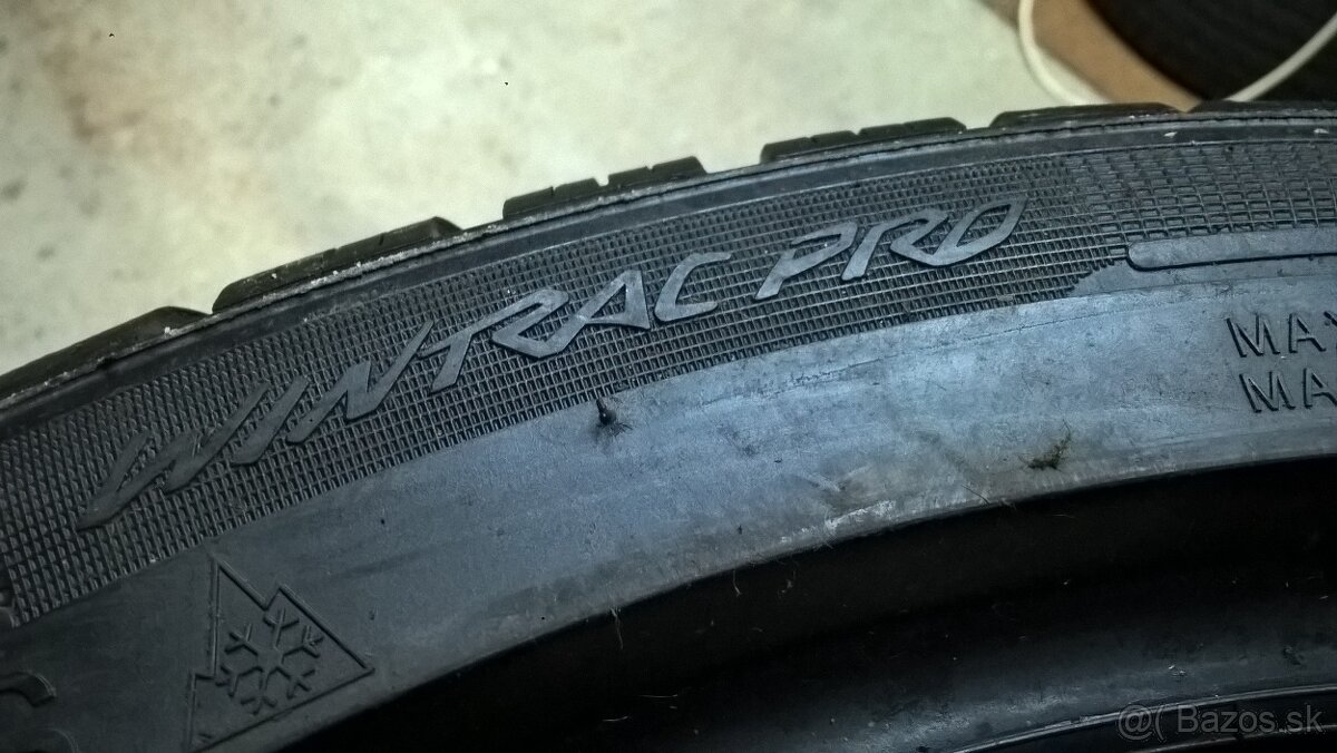 2 ks ZIMNÉ PNEU 225/40 R18 92W XL M+S VREDESTEIN cca 7-8 mm - 9