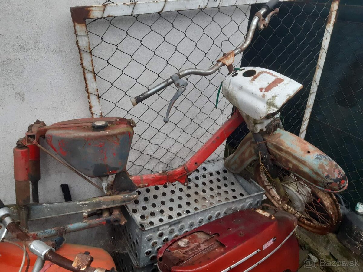 Rôzne stare motocykle nekompletné na ND - 9