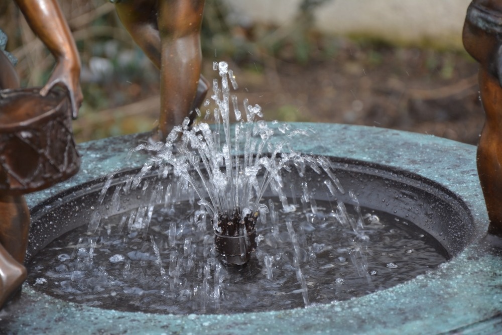 Zámecká bronzová fontána s amorky - 9