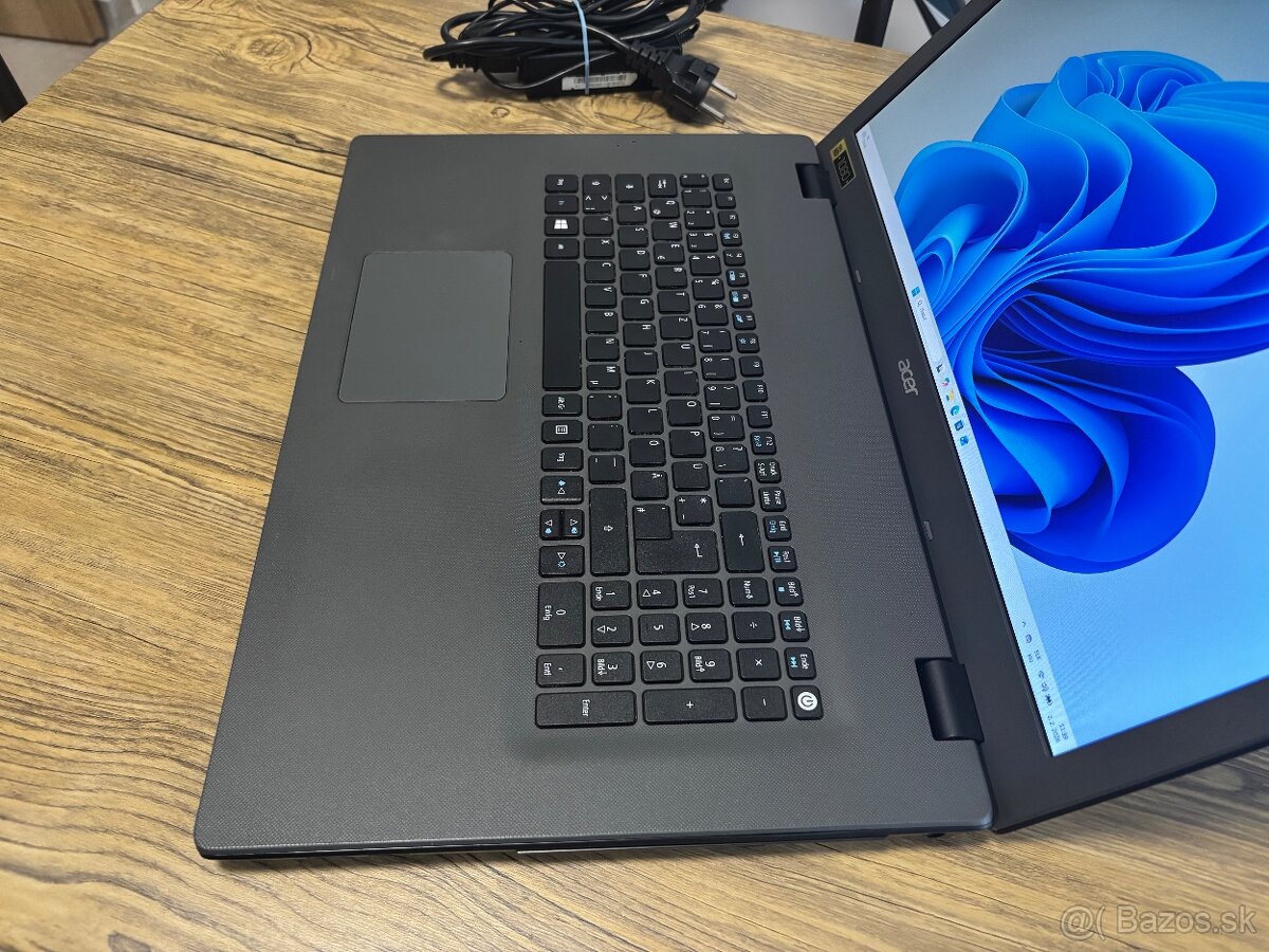 17.3/Acer Notebook/i5-5200/8GB RAM/256GB SSD /Intel HD 2GB - 9