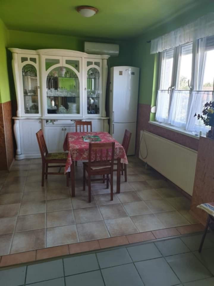 Priestranný rodinný dom s predajňou v mestečku Szikszó - 9