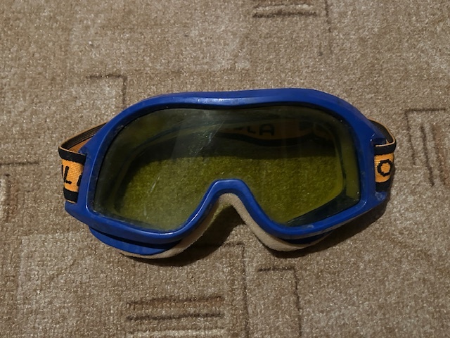 Predám retro lyžiarske doplnky, lyže - 9