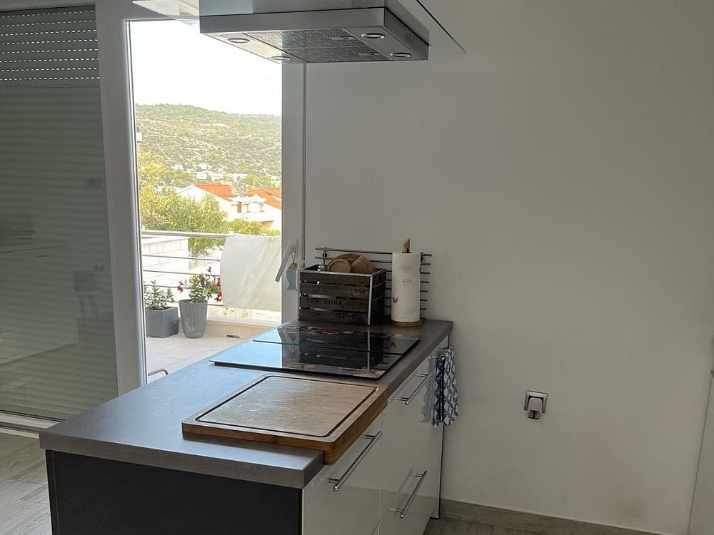 Vila s bazénom len 50 metrov od mora, pri Trogire Chorvátsko - 9