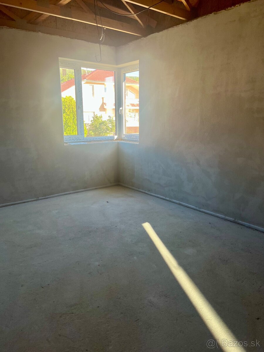 Moderný rodinný dom pod lesom Nitrianske Hrnčiarovce - 9