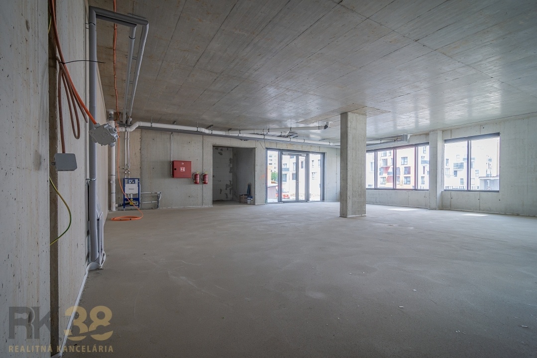 Na predaj – priestranné obchodné priestory - 9
