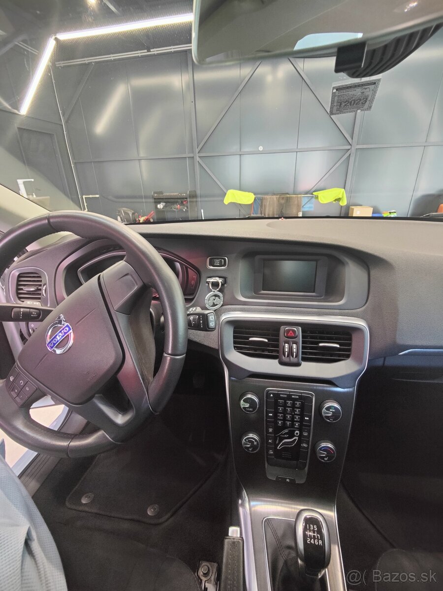 Volvo V40 2.0 benzín, r.v. 2015 - 9