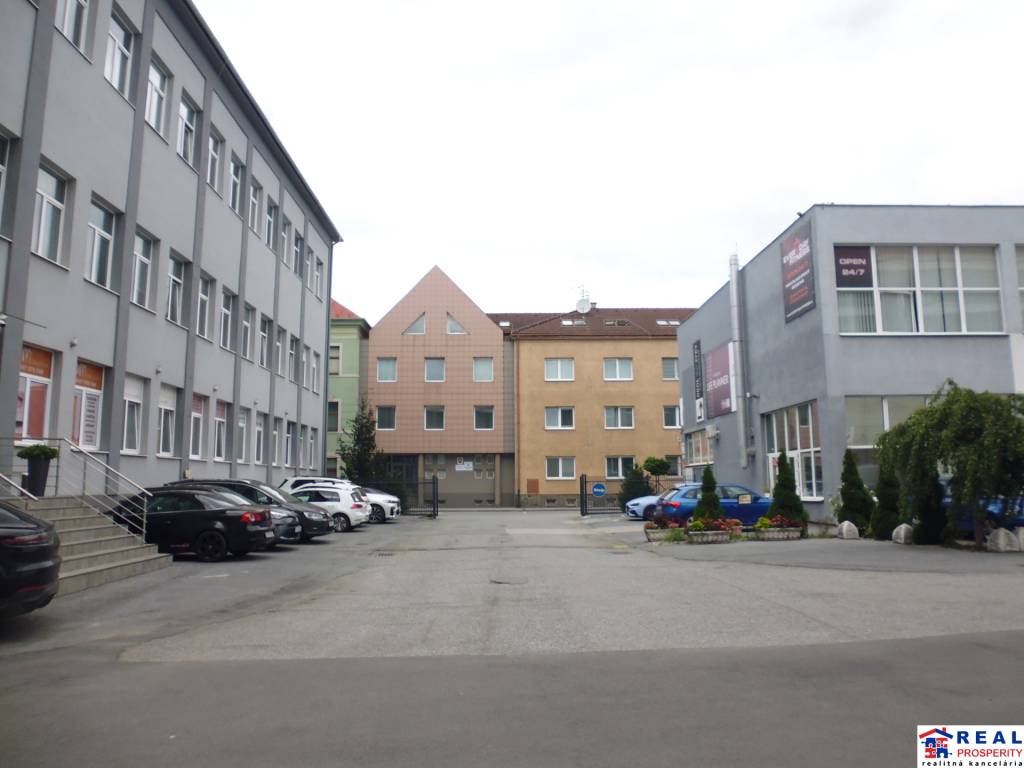 MASARYKOVA: VOĽNÉ NEBYTOVÉ priestory s UMÝVADLOM cca 23 m2 - - 9