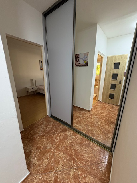 Kompletne zariadený 2-izbový byt Tilgnerova komplet 800,-Eu - 9