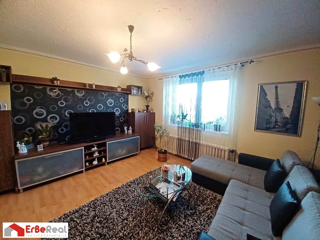 Predaj 3 izbového RD s altánkom, garážou a záhradou - 9