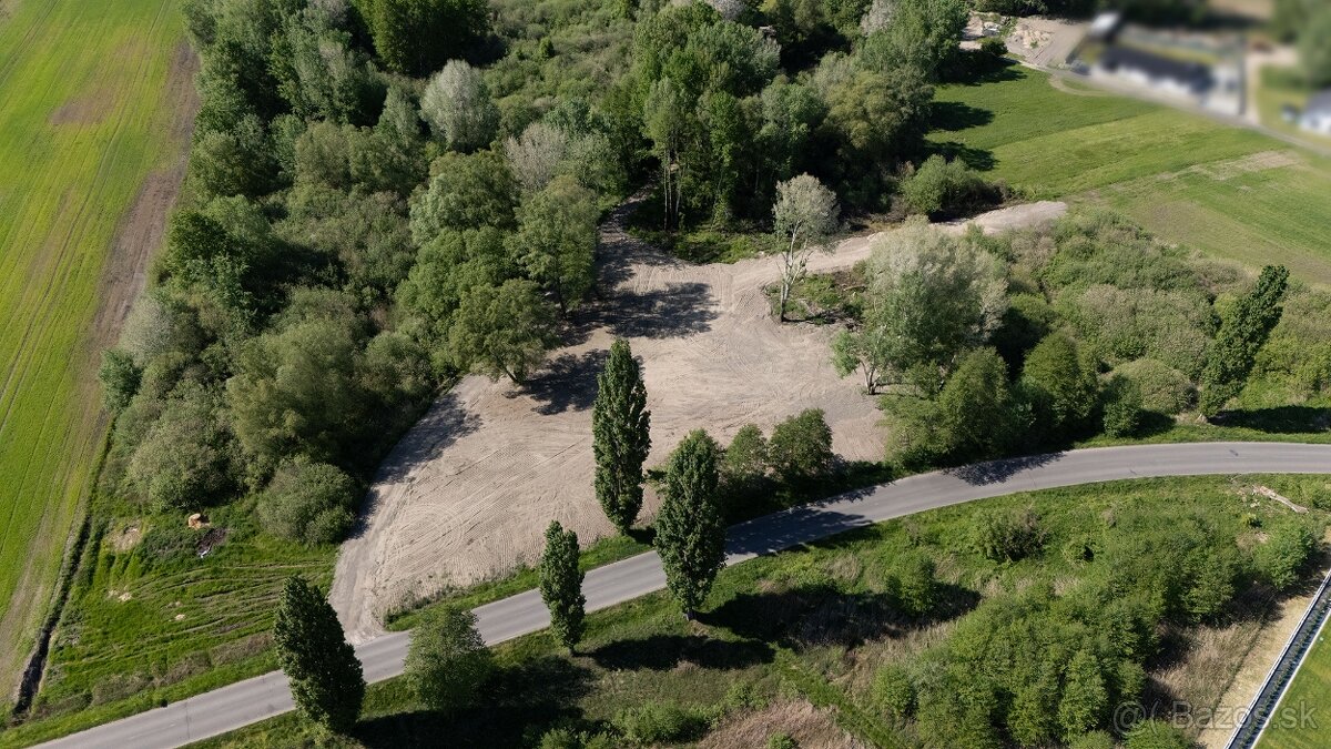 Veľký stavebný rožný pozemok Malé Leváre - 9