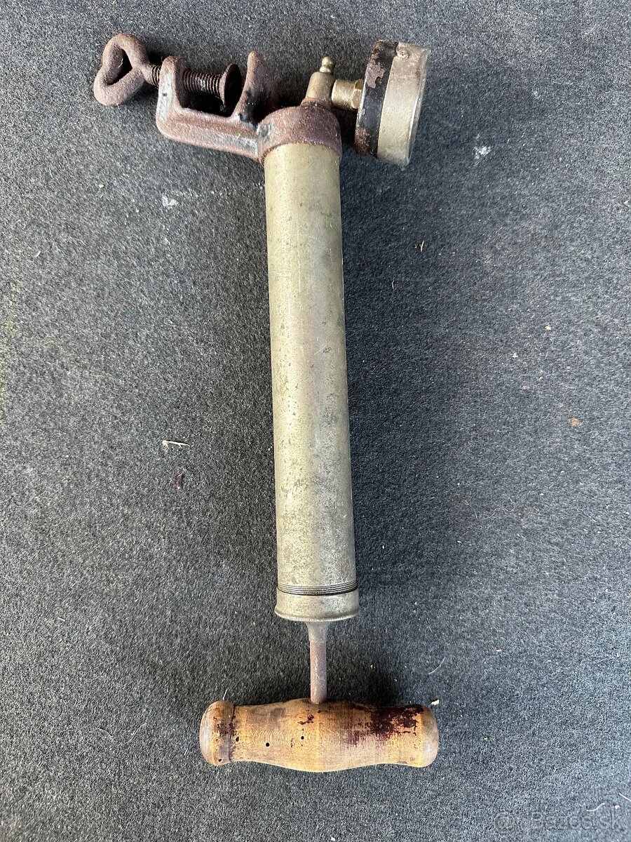 Staré nožíky, mlynčeky, injekcie, lúkoťové kolesá, kefka - 9