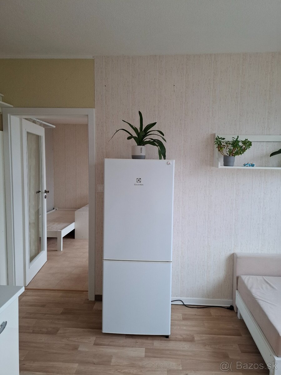 Prenajmem 1 izbový byt. - 9