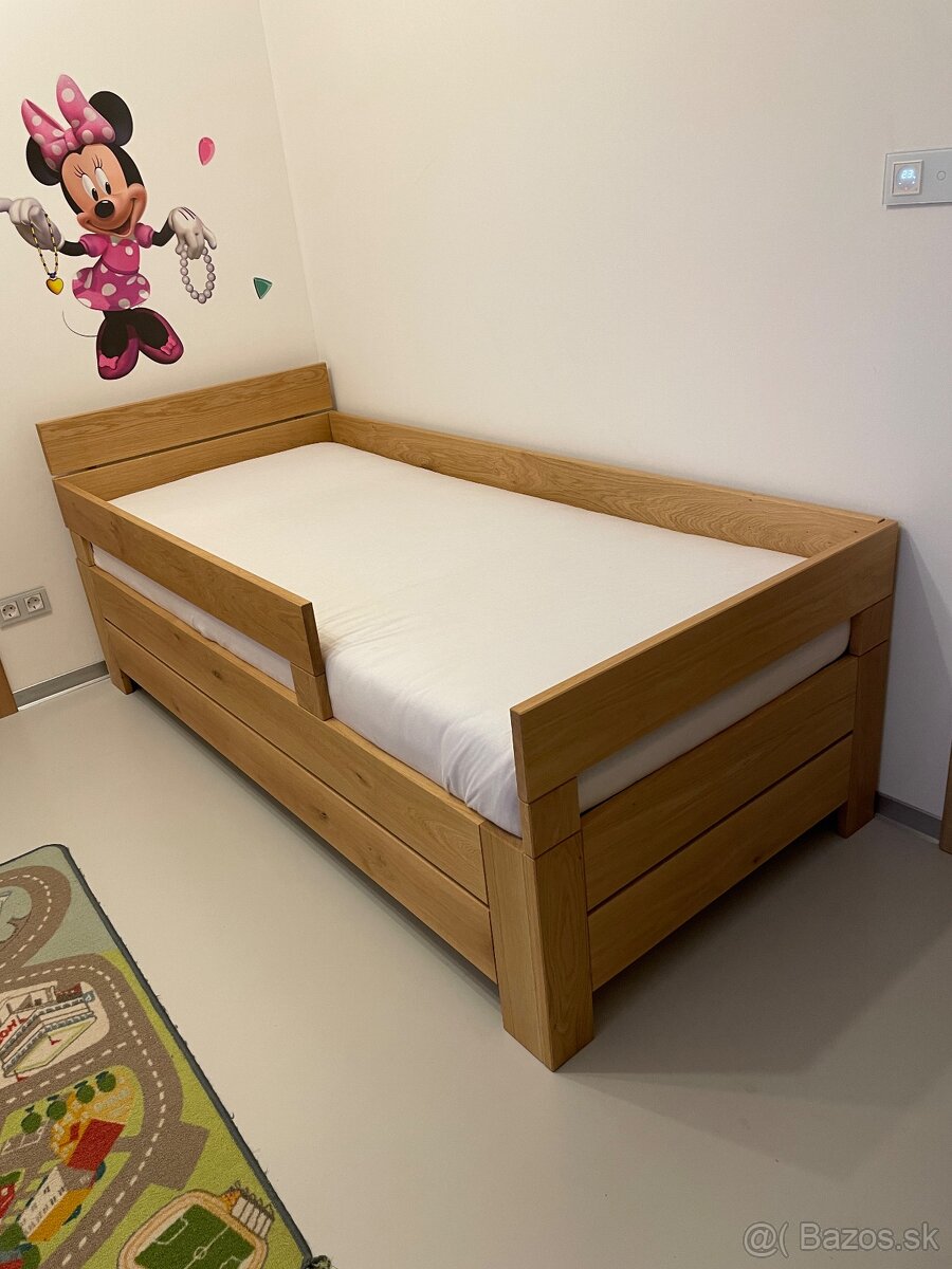 Dubová posteľ s detskými zábranami a úložným priestorom - 9