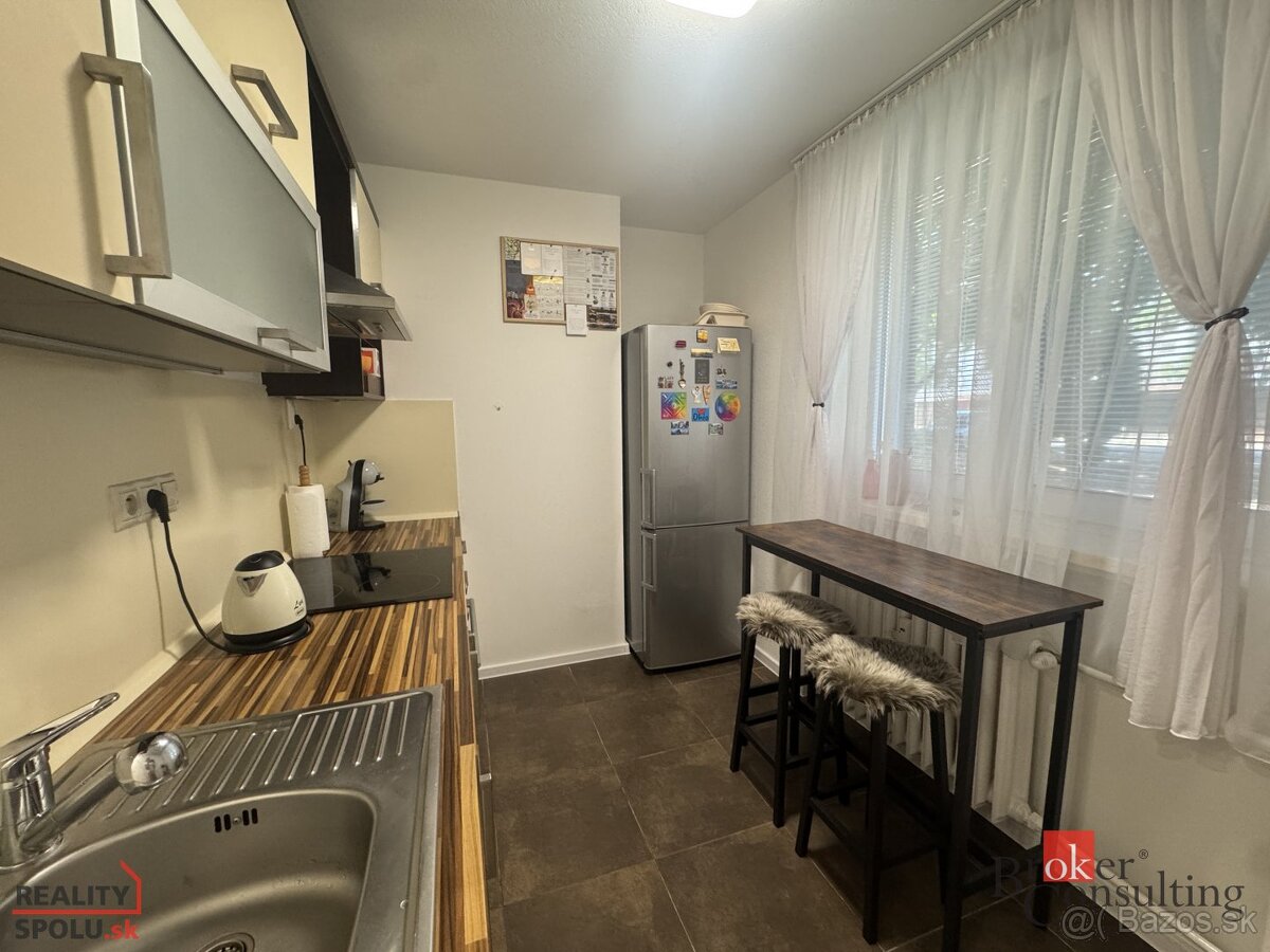 REZERVOVANÝ 2-izbový prízemný byt v centre Zvolene – tichý, - 9