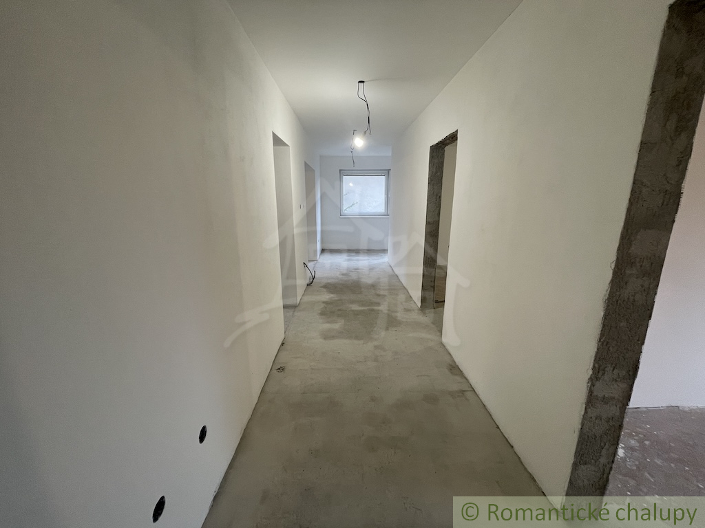 Trojizbový rodinný dom v kľudnej časti mesta Šurany - 9