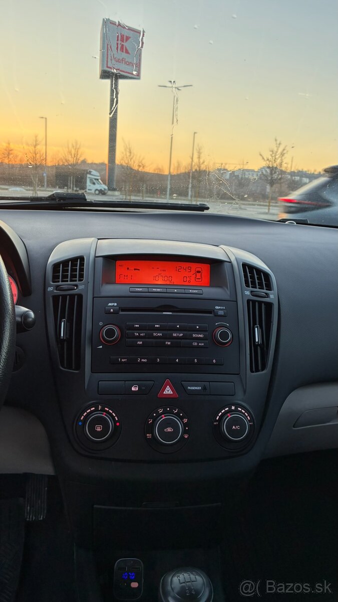 KIA ProCeed 2009 77kw Čierna metalíza - 9