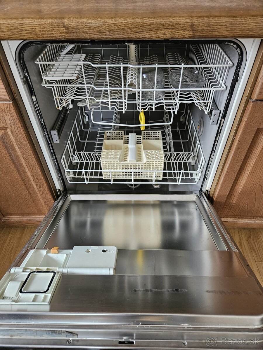 Masívna kuchynská linka z Nemecka so spotrebičmi - 9