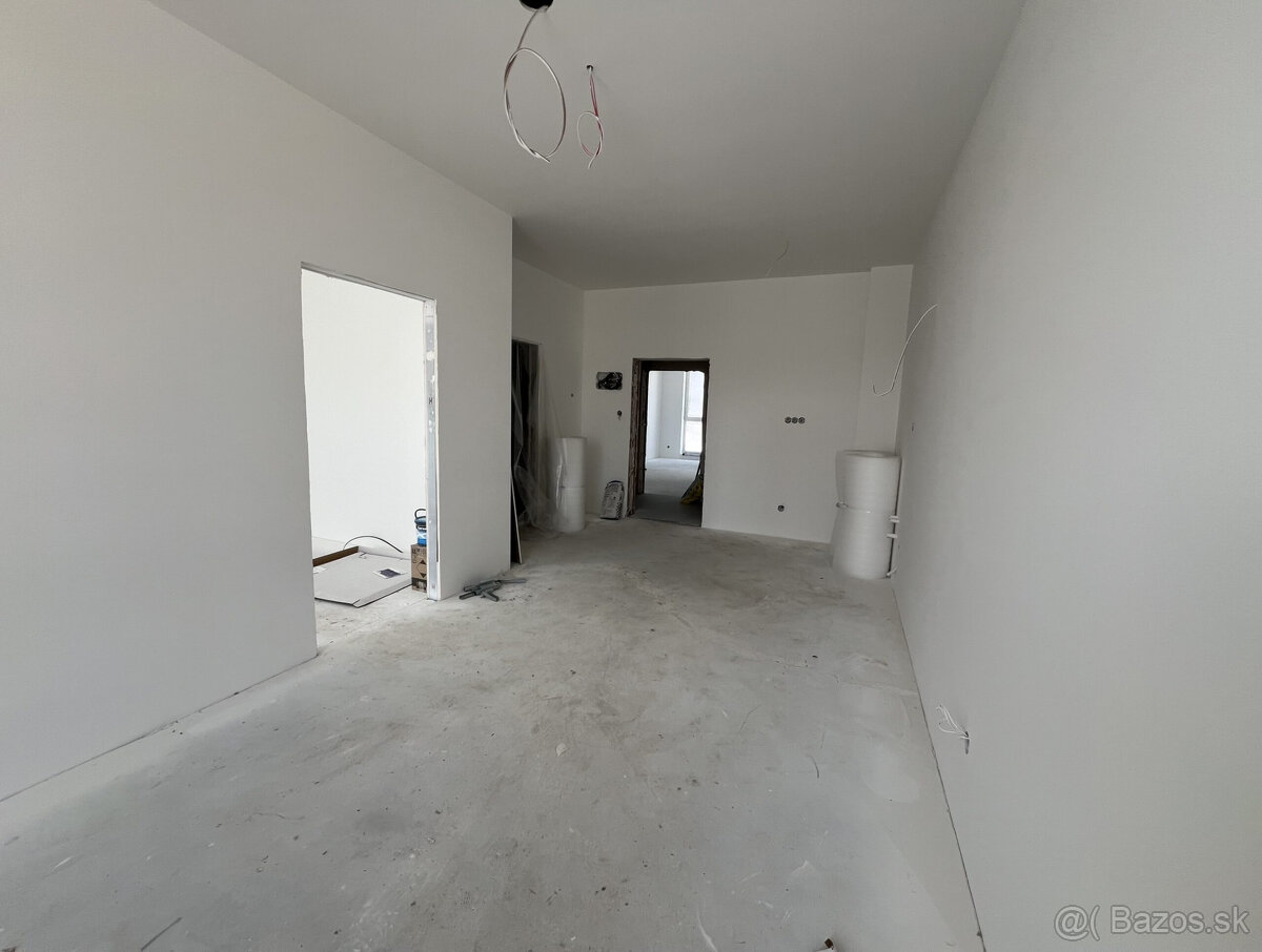 Na predaj investičný 2-izbový apartmán (nebytový priestor) v - 9