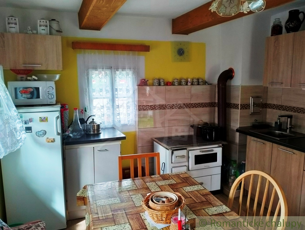 Drevenička v centre krásnej obce Papradno na predaj - 9