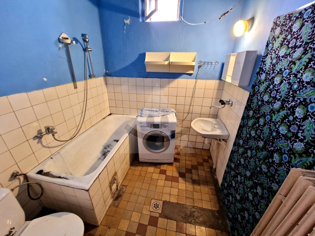 Starší rodinný dom s veľkým pozemkom v kľudnej časti obce - 9