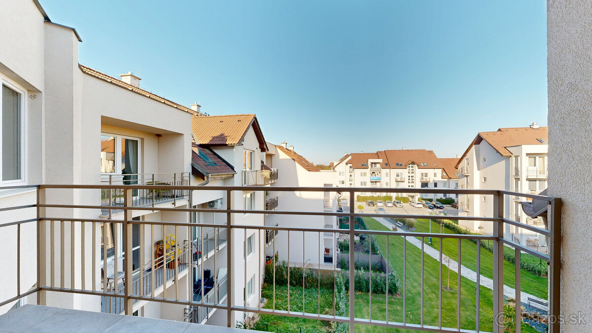 POLIANKY / Priestranný 3-izbový byt s loggiou a kuchynskou l - 9