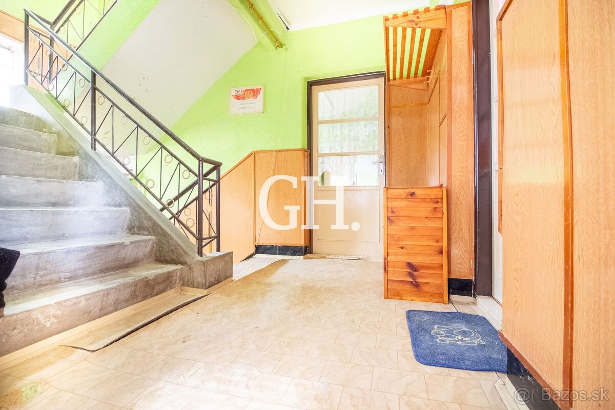 Rodinný dom na rekonštrukciu s rovinatým pozemkom 800 m² – s - 9