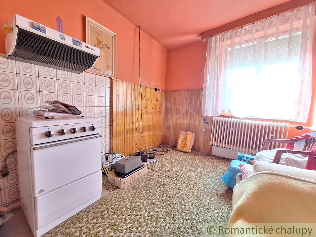 Zachovalý trojizbový rodinný dom s garážou v centre poduna - 9