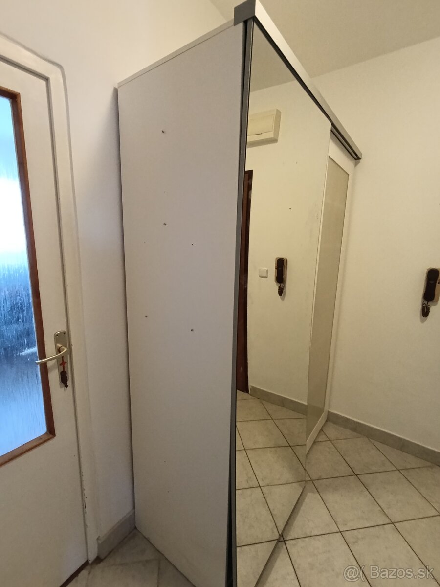 Šatníková skriňa - 9