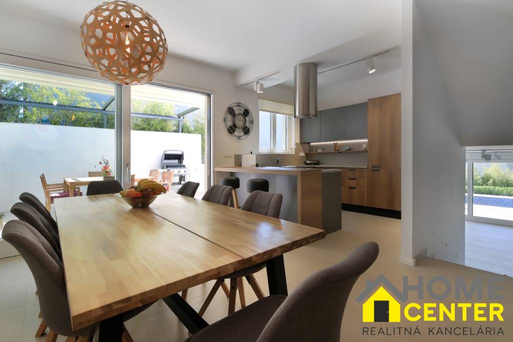 NA PREDAJ moderná vila /251 m²/ v atraktívnej lokalite, ostr - 9